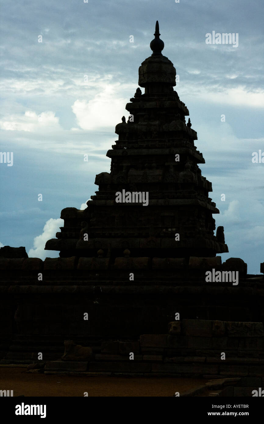 Silhouette di Shore Tempio Mamallapuram in India del Sud Foto Stock