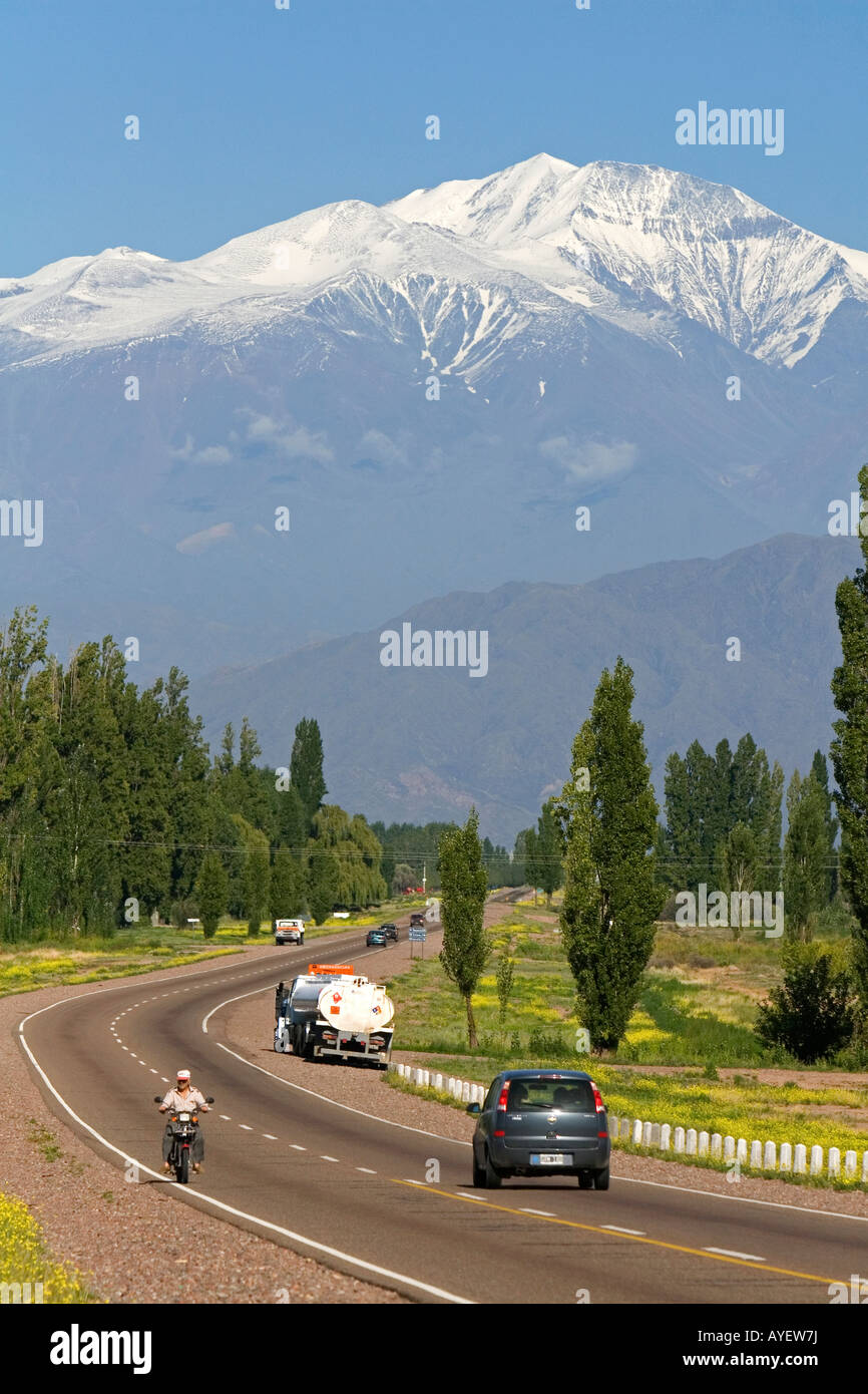 Una vista della Cordigliera delle Ande con il traffico su autostrada 7 nei pressi di Mendoza Argentina Foto Stock
