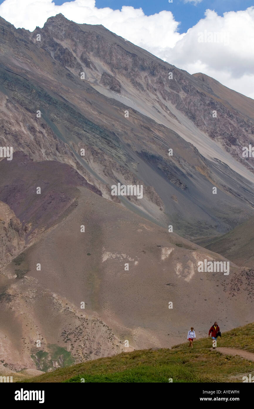 Persone escursione su di un sentiero nella Cordigliera delle Ande Argentina Foto Stock