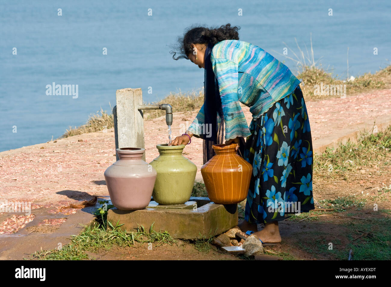 La donna il prelievo di acqua da un pozzo in India Varkala Foto Stock