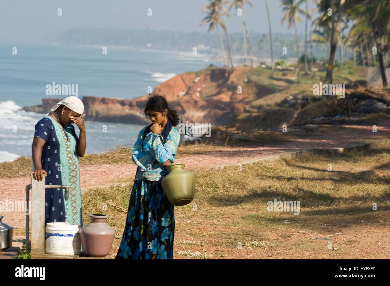 La donna il prelievo di acqua da un pozzo in India Varkala Foto Stock