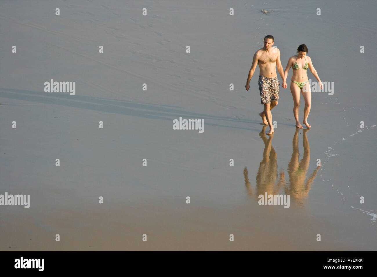 Giovane solo su di una spiaggia di Varkala India Foto Stock