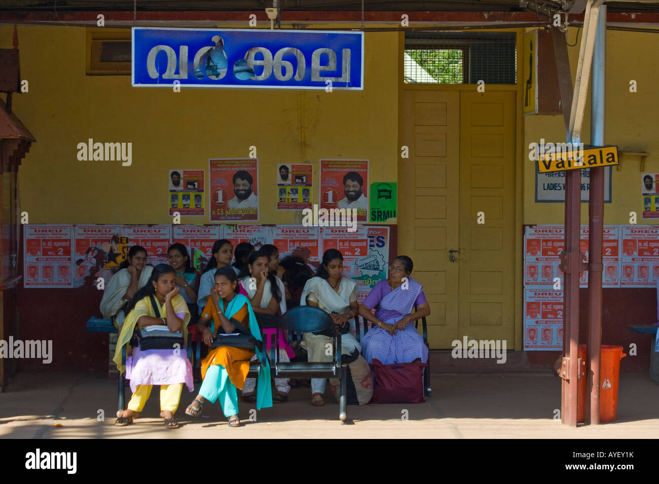 Giovani donne in attesa per il treno in Varkala India del Sud Foto Stock