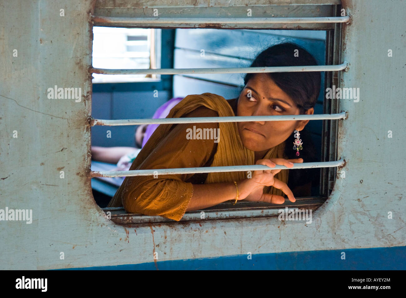 Donna indiana di un treno in Varkala India del Sud Foto Stock