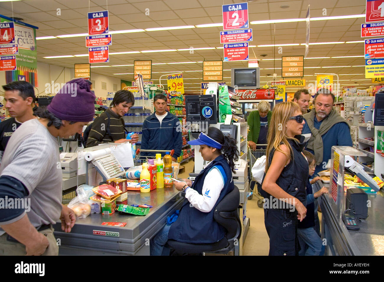 I clienti nel controllare la linea di un super mercato a El Calafate Patagonia Argentina Foto Stock