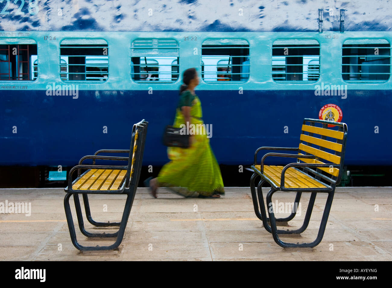 Donna su una stazione ferroviaria piattaforma in Kanyakumari India del Sud Foto Stock