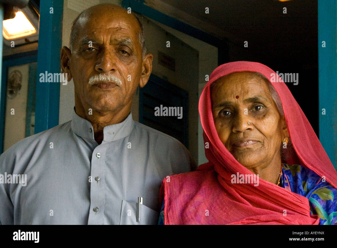 Rajasthani anziana coppia sposata su un treno in India Foto Stock