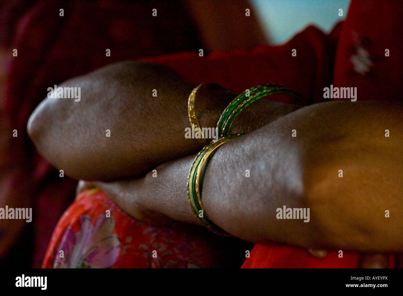 Bracciali su un anziana donna di Rajasthani Foto Stock