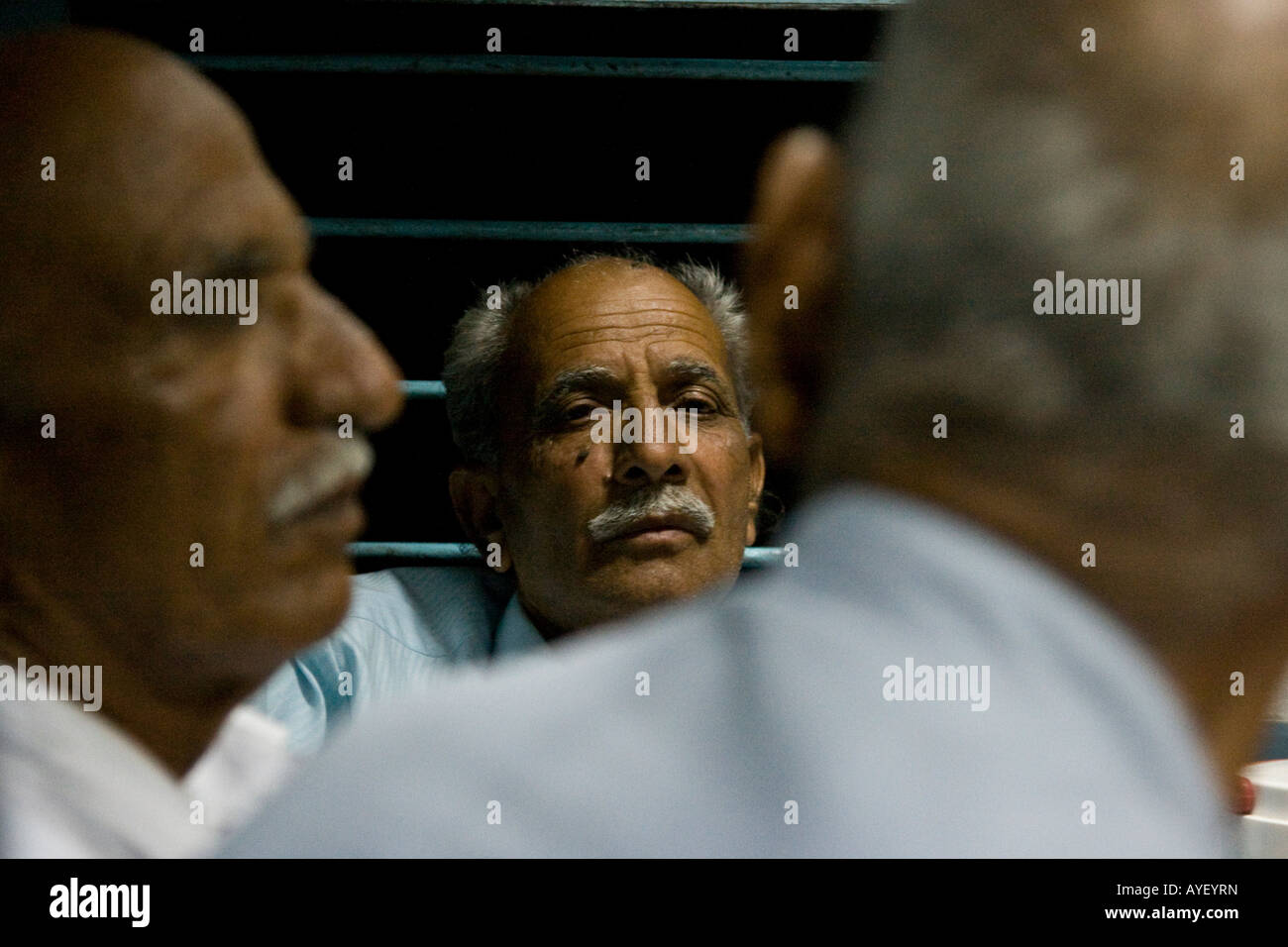 Anziani del Rajasthan Uomini su un treno Foto Stock