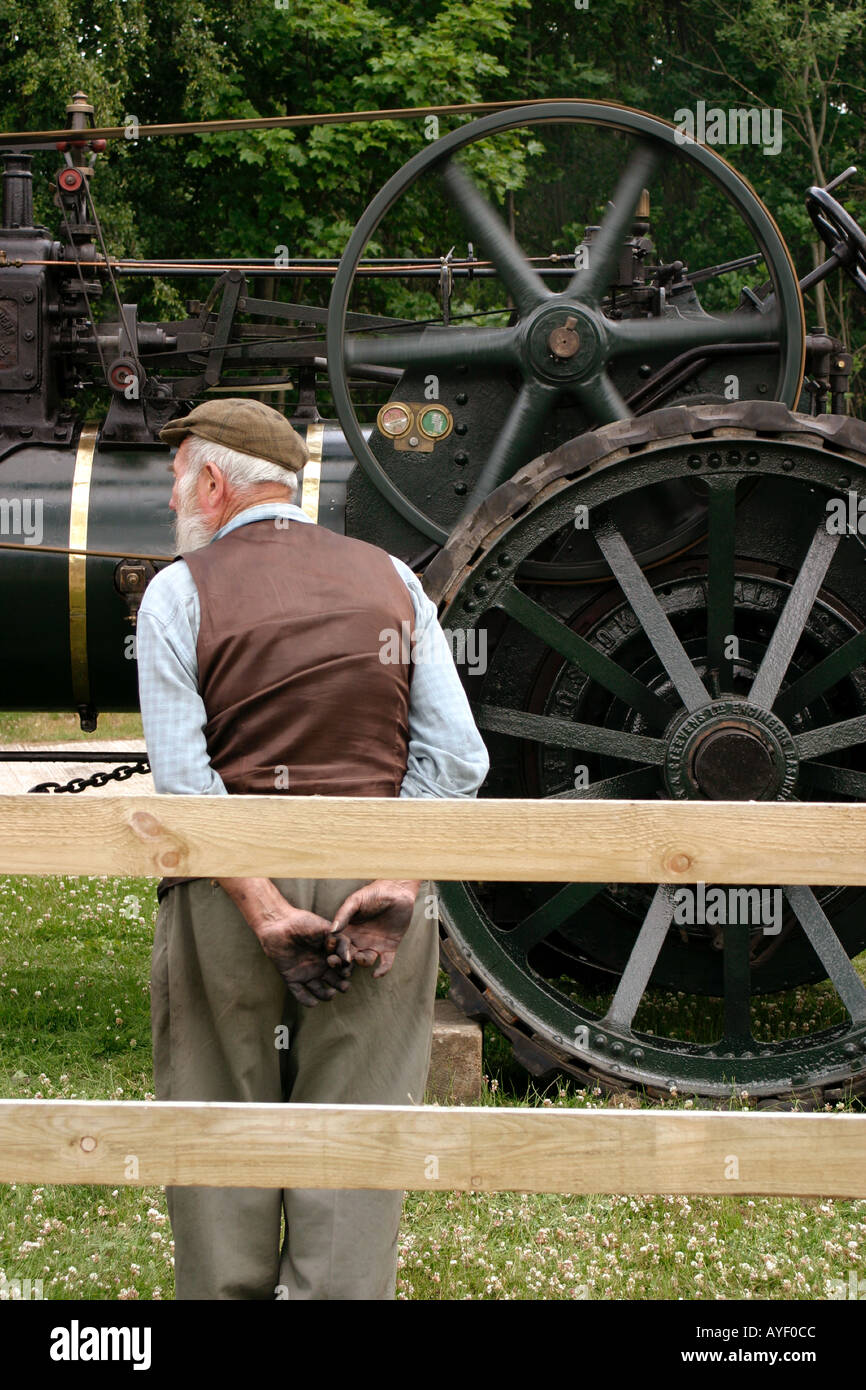 Uomo anziano in funzione di un motore di trazione Foto Stock