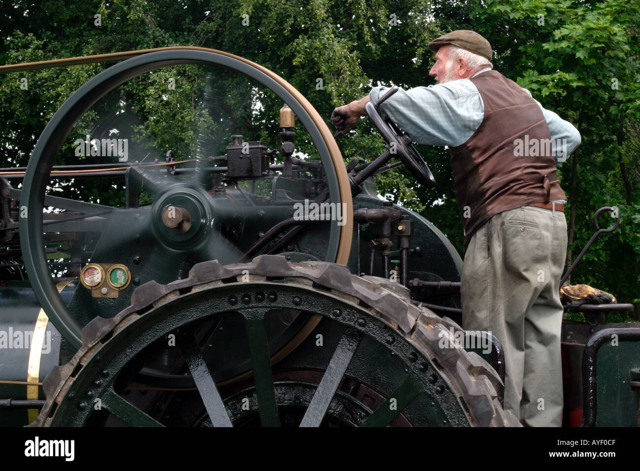 Uomo anziano in funzione di un motore di trazione Foto Stock