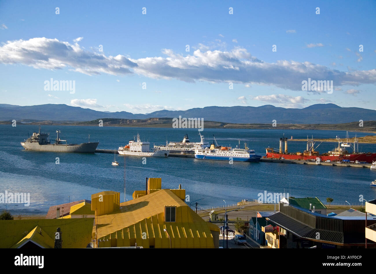 Le navi nella baia di Ushuaia sull isola di Tierra del Fuego Argentina Foto Stock