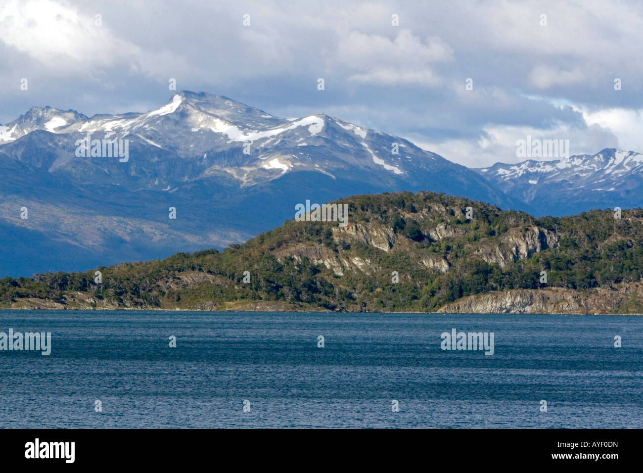 Vista del Dientes de Navarino vertici in Cile attraverso il Canale di Beagle vicino a Ushuaia Argentina Foto Stock