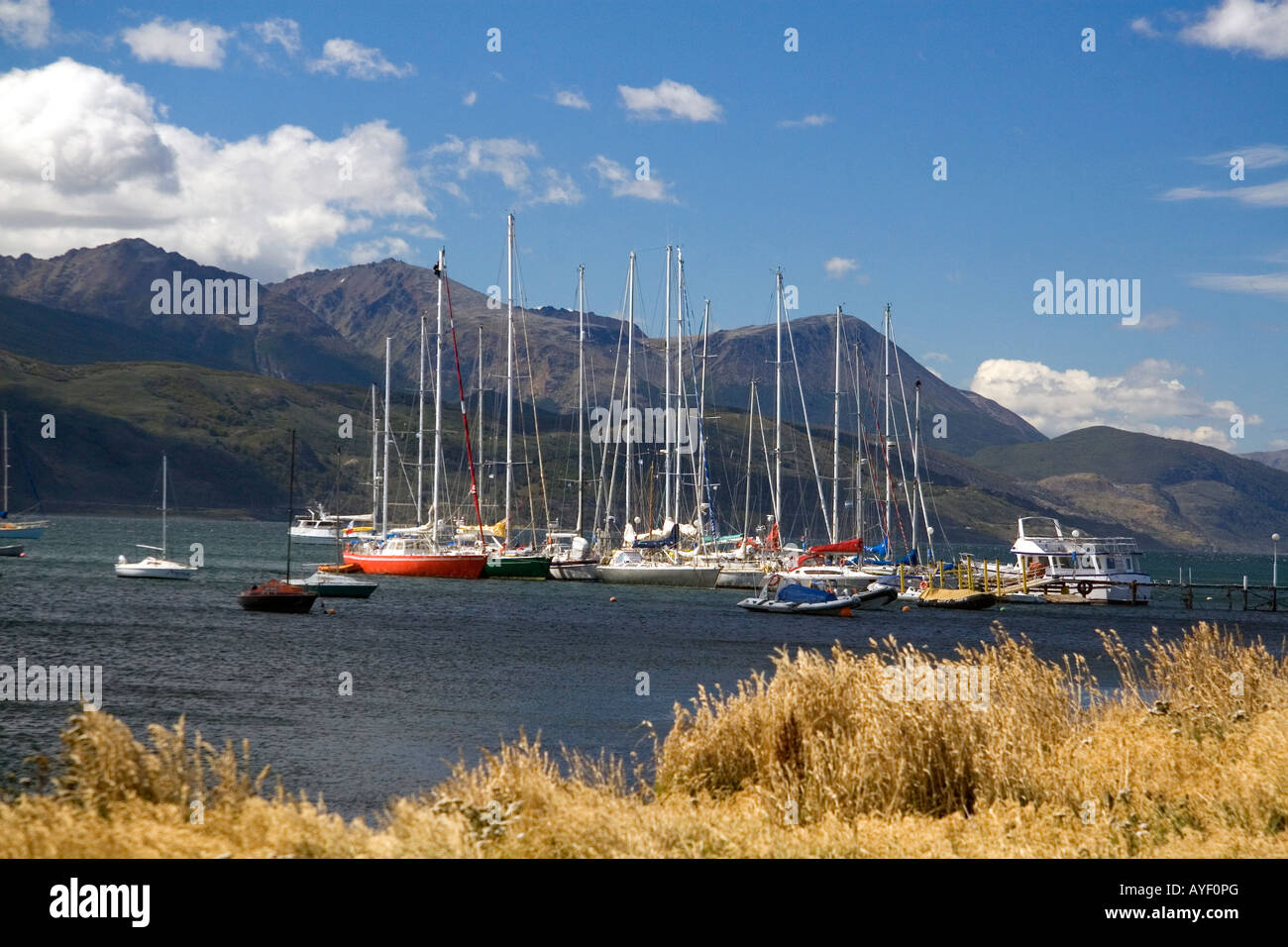 Barche a vela nella Baia di Ushuaia sull isola di Tierra del Fuego Argentina Foto Stock
