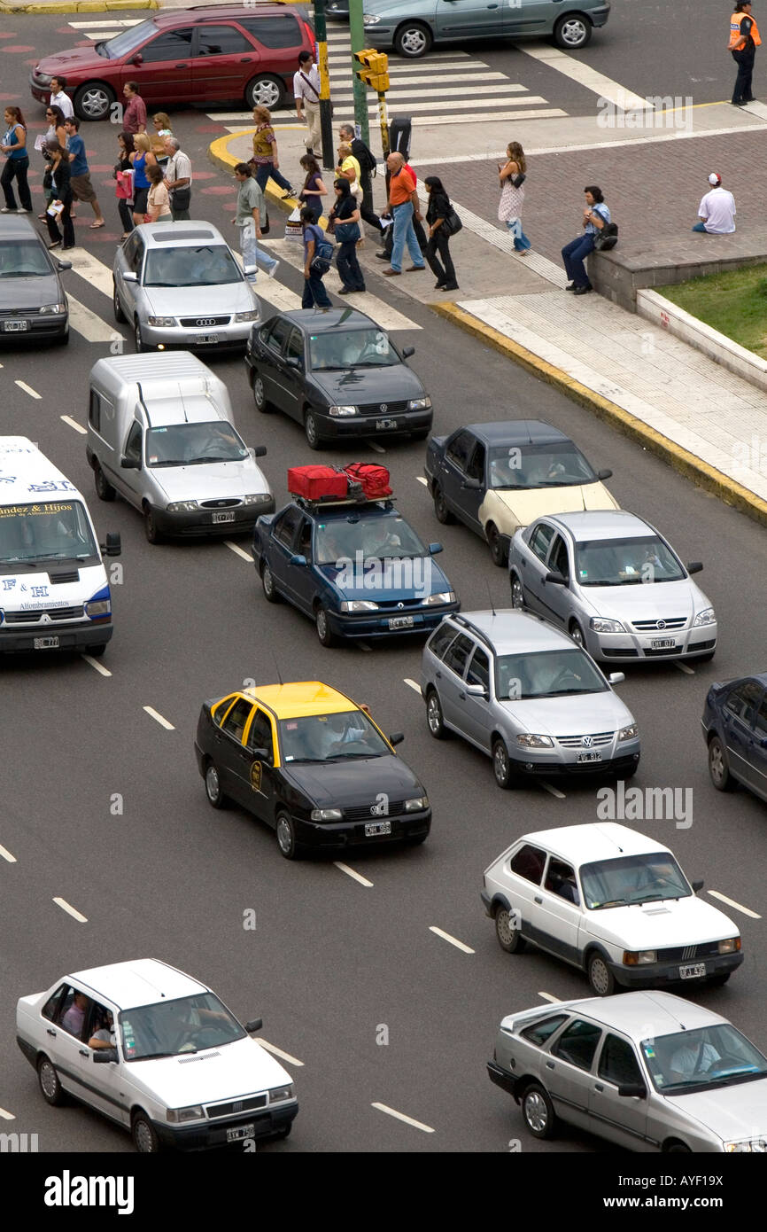 Il traffico sulla Nona di luglio Avenue a Buenos Aires in Argentina Foto Stock