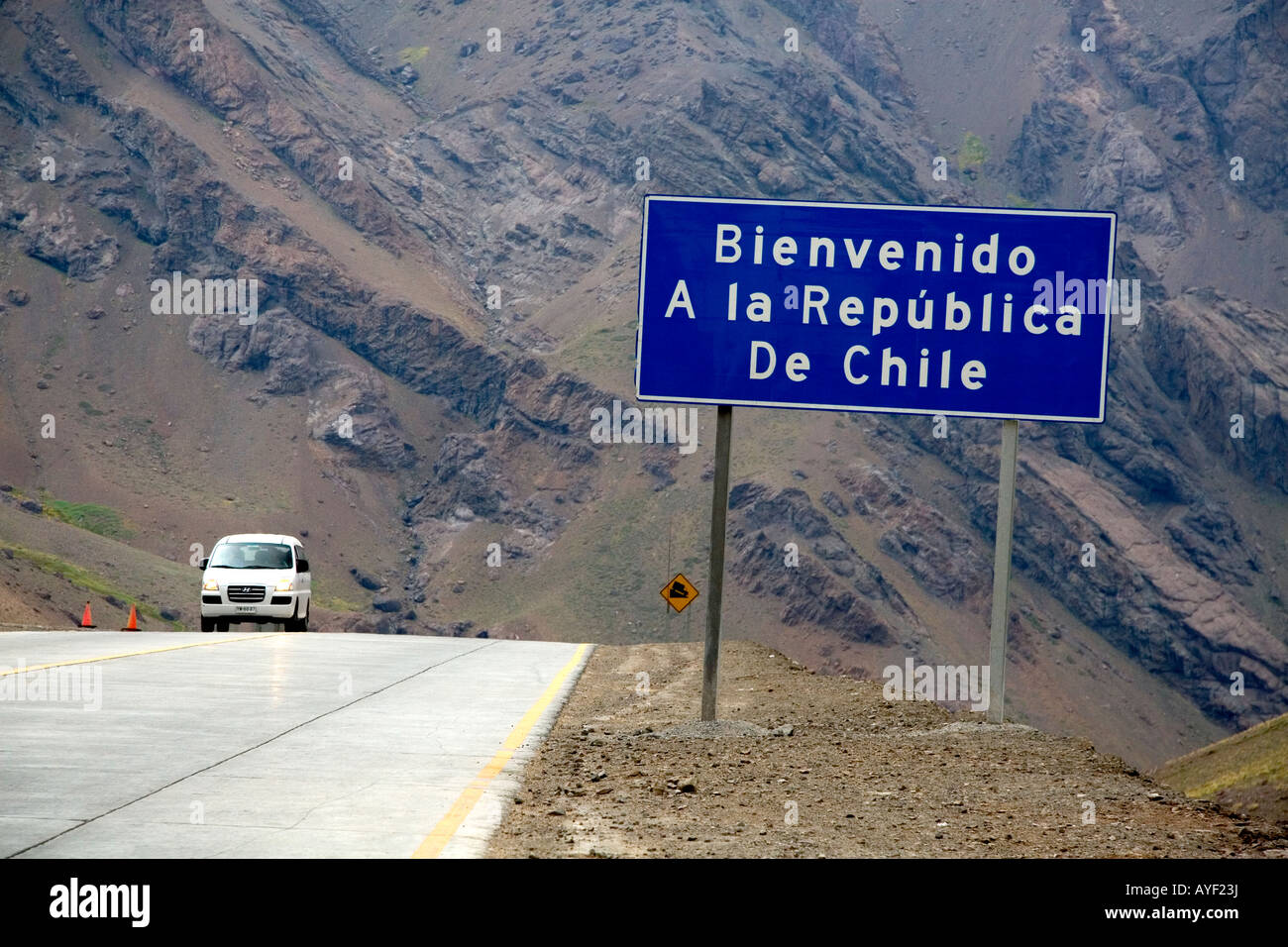 Cartello stradale che vi danno il benvenuto al Cile sul confine Argentina nella Cordigliera delle Ande Foto Stock