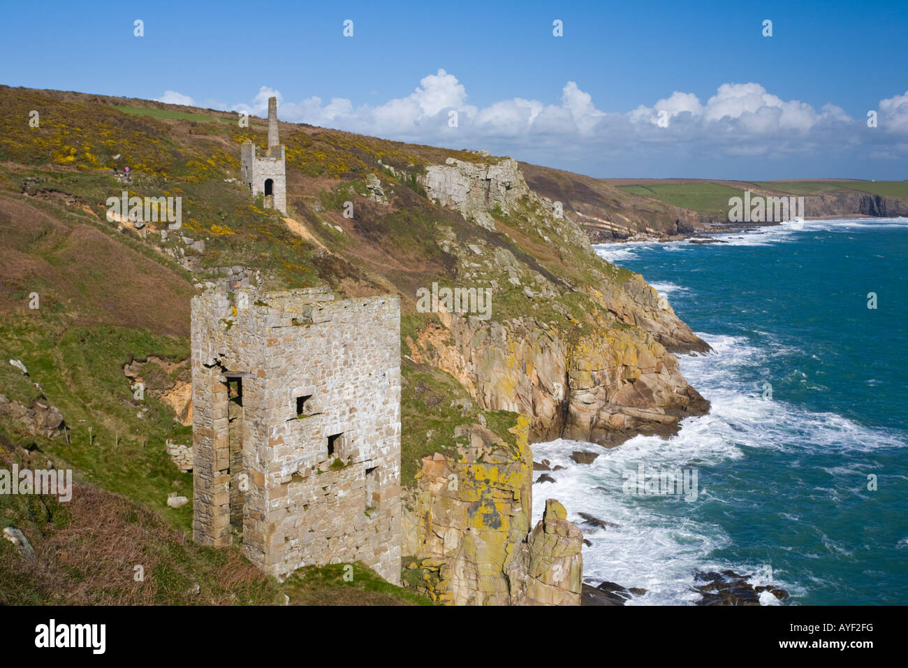 Guardando lungo la costa da testa Trewavas Cornwall Inghilterra UK con il motore iconica case in primo piano Foto Stock