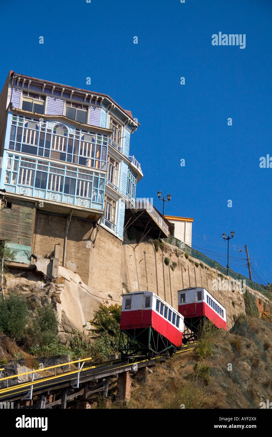Il tram come veicoli sono parte di una funicolare a Valparaiso Cile Foto Stock