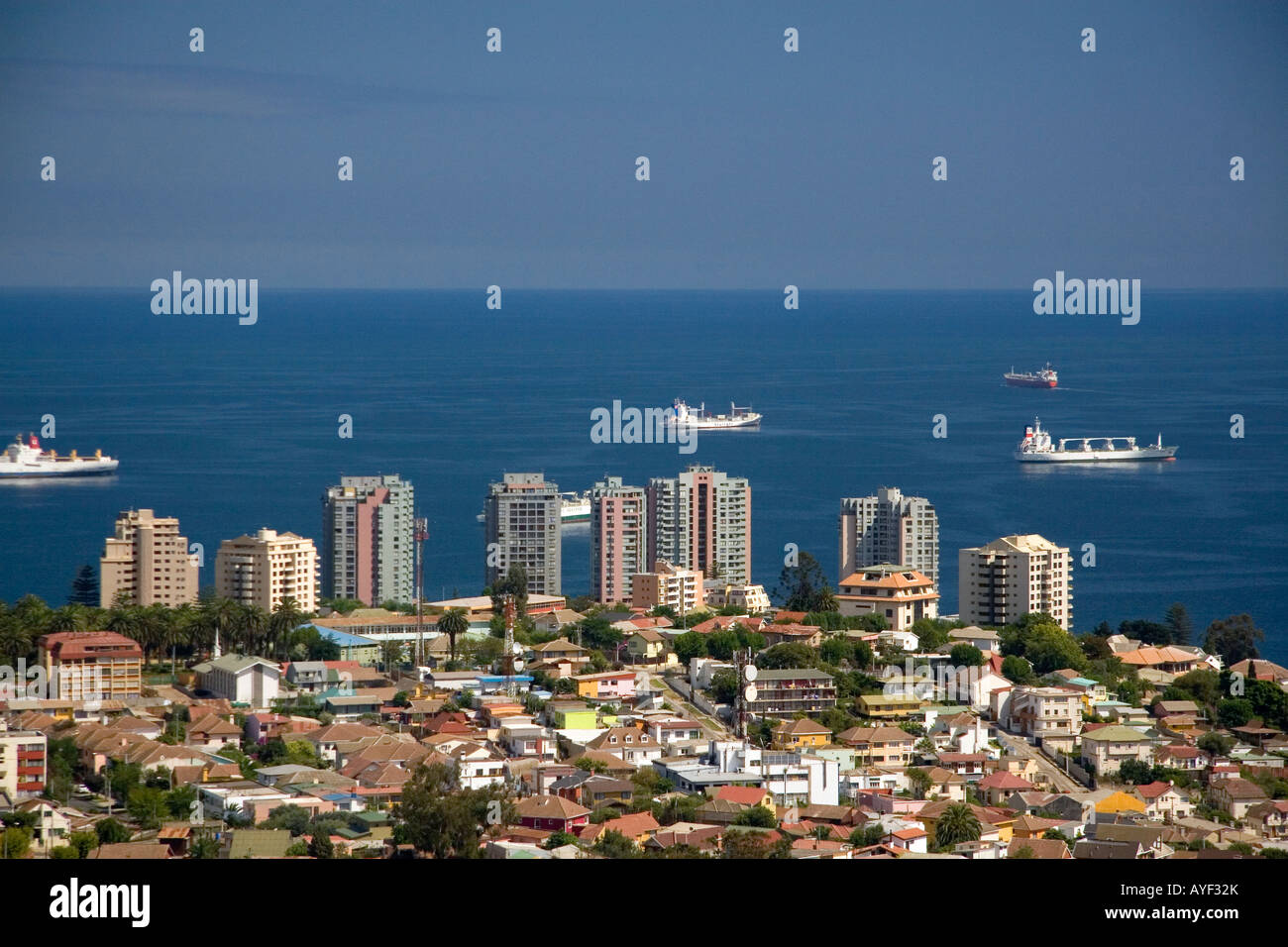 Le navi al largo di Valparaiso Cile Foto Stock