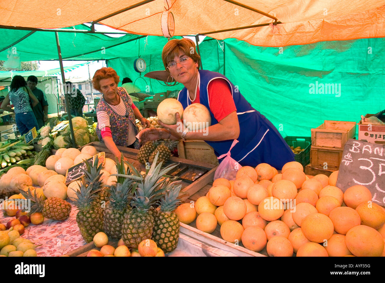 Donna vendita di produrre in un mercato all'aperto in Valparaiso Cile Foto Stock