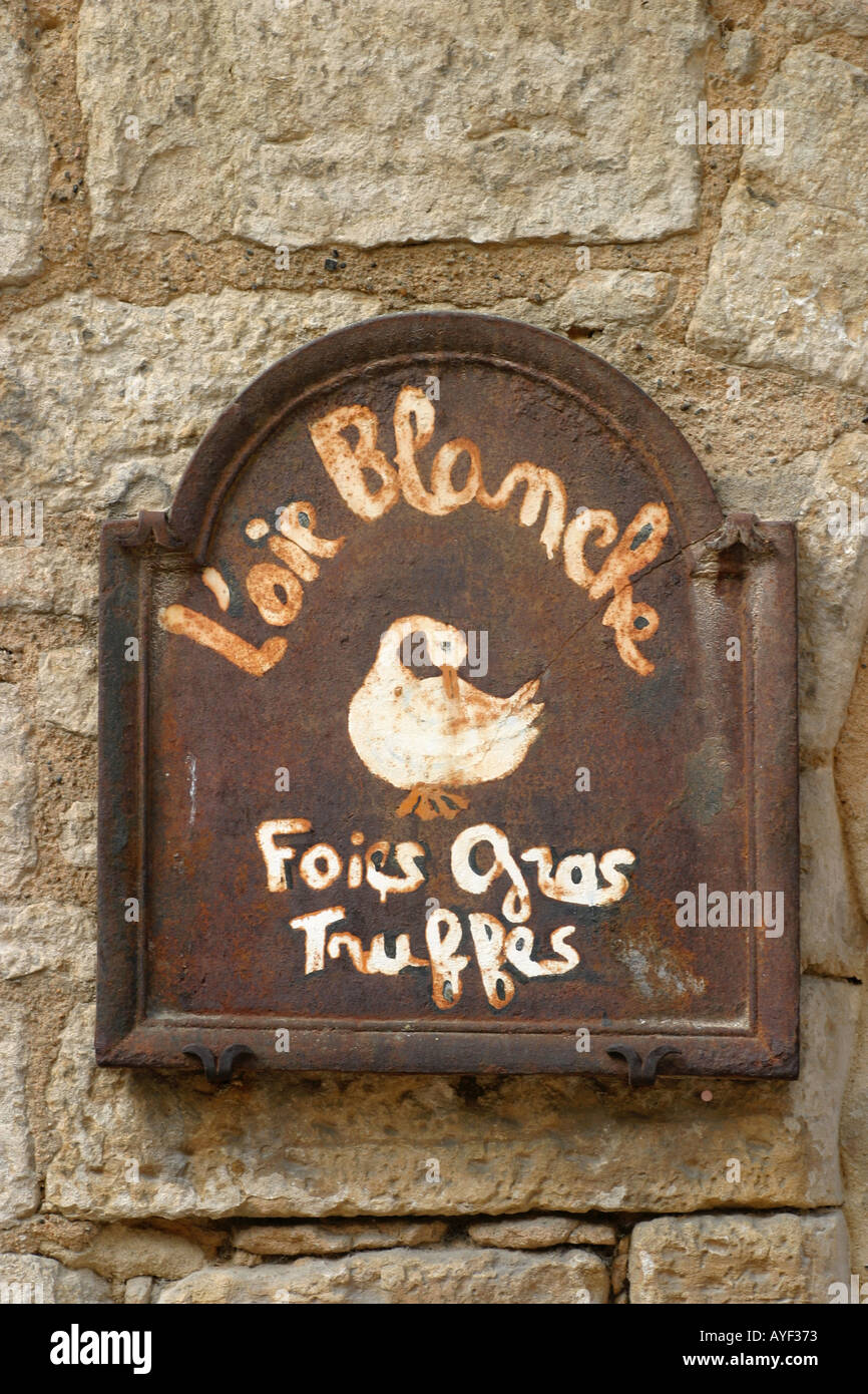 Storico negozio segno a Sarlat la pubblicità di foie gras e tartufi Dordogne Francia Foto Stock