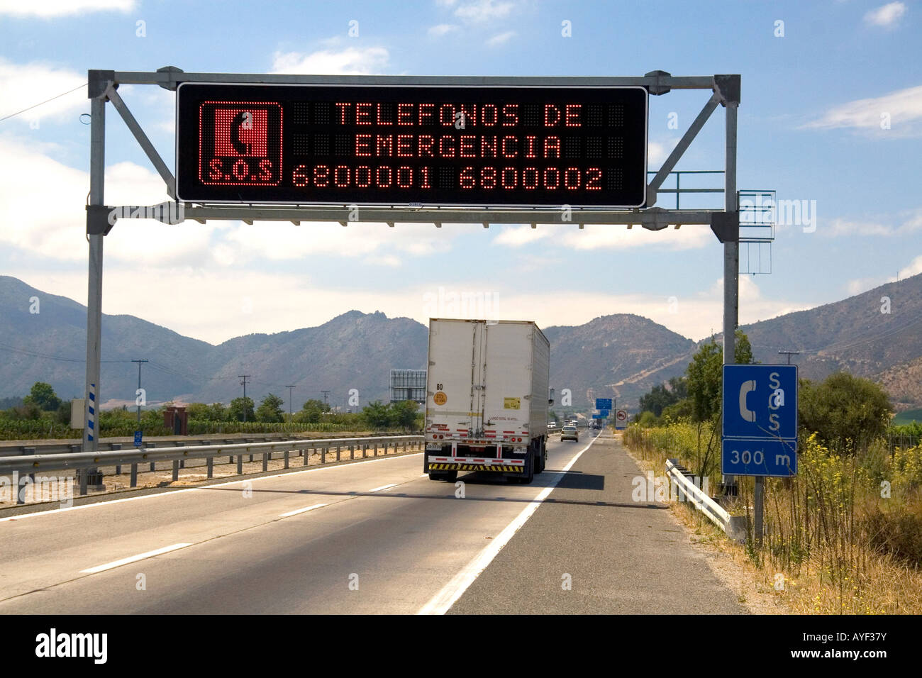 Lingua spagnola cartello stradale dando telefono di emergenza informazioni vicino a Santiago del Cile Foto Stock