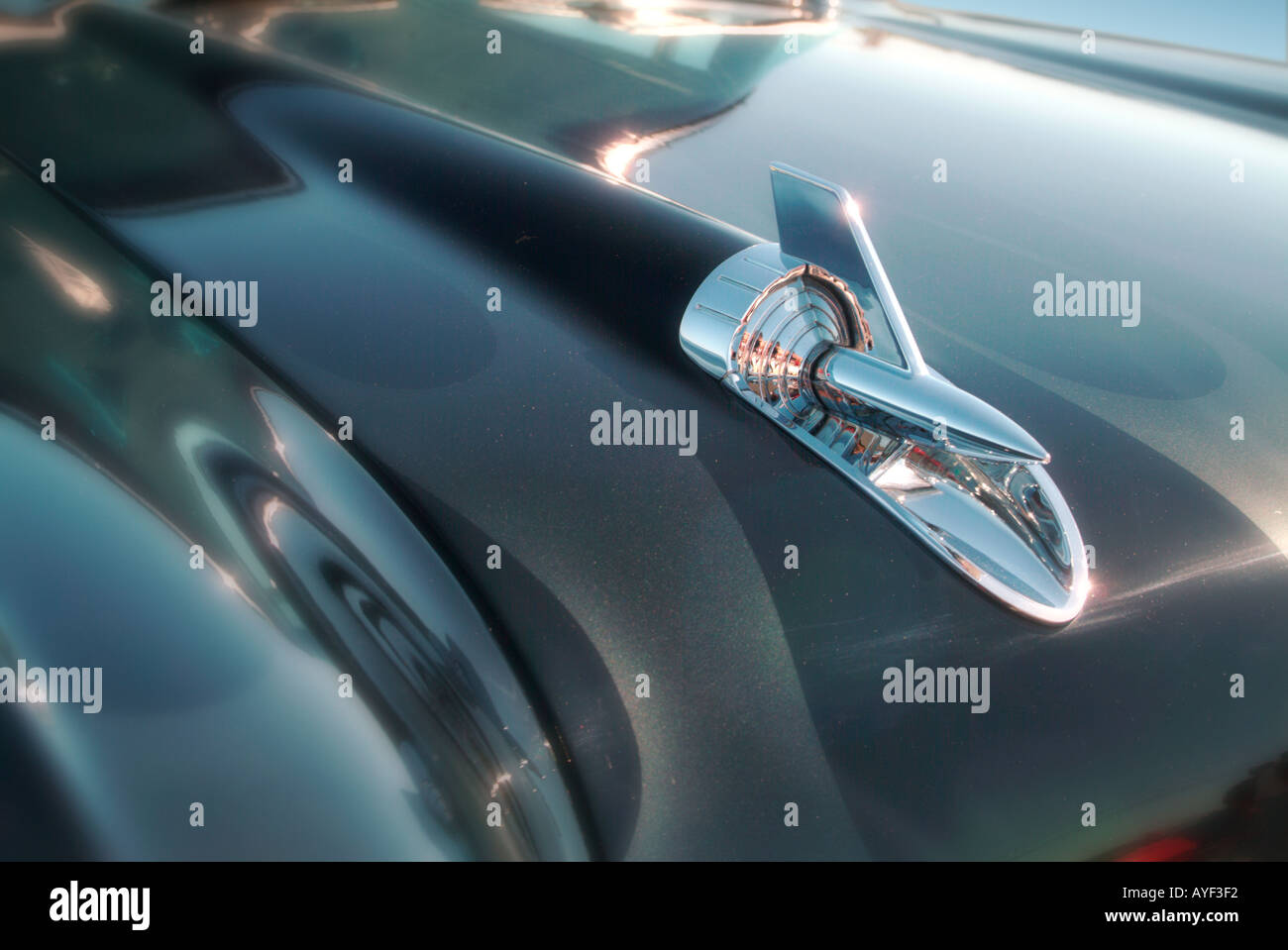 Un razzo a forma di dettaglio del cofano su un 57 Chevy Belair Foto Stock