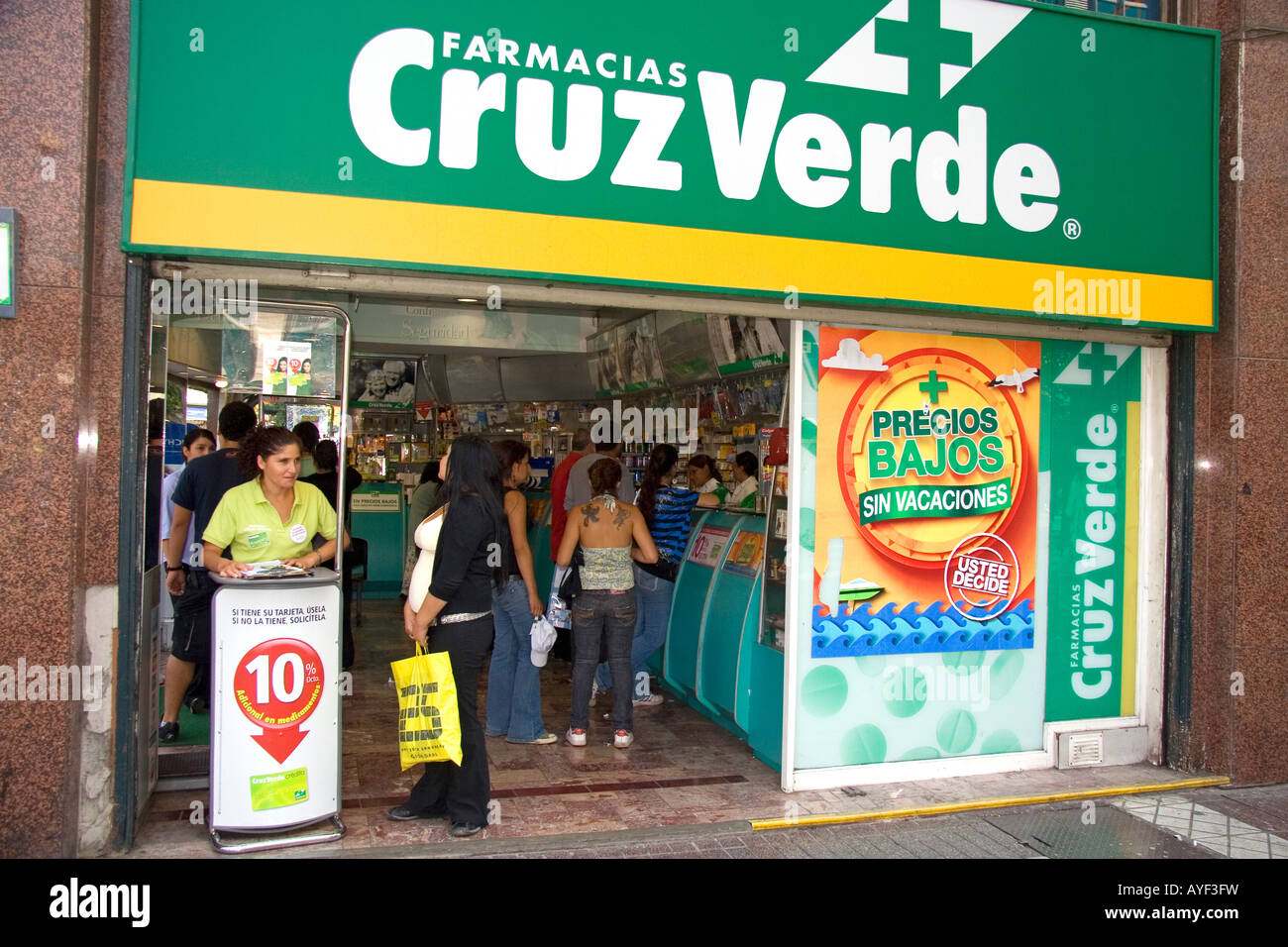 La vetrina di un Cruz Verde farmacia sul Paseo Ahumada in Santiago del Cile Foto Stock