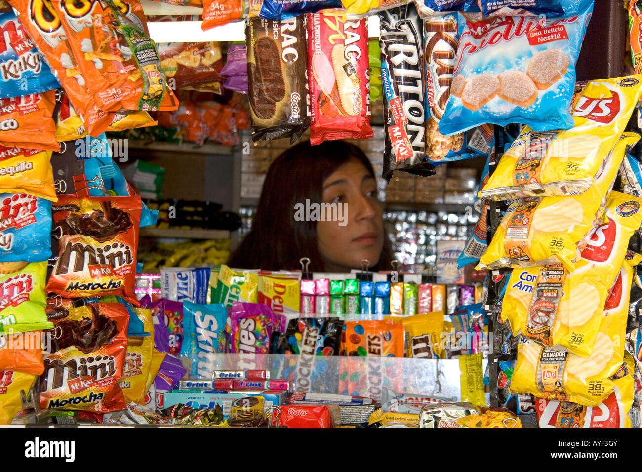 Donna sellling spuntini e riviste da un chiosco sul Paseo Ahumada in Santiago del Cile Foto Stock