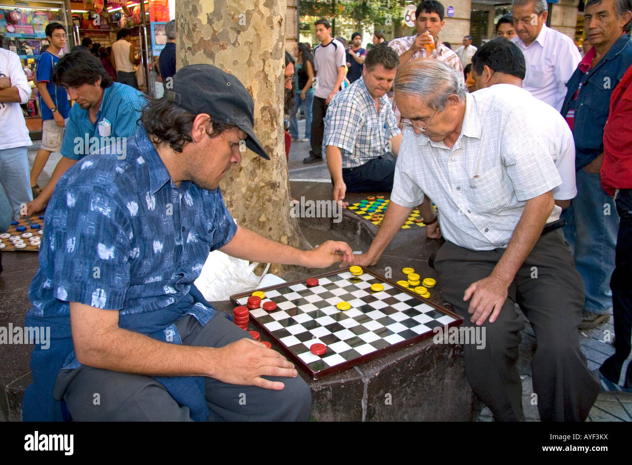 In Cile gli uomini giocano a dama in Plaza de Armas in Santiago del Cile Foto Stock