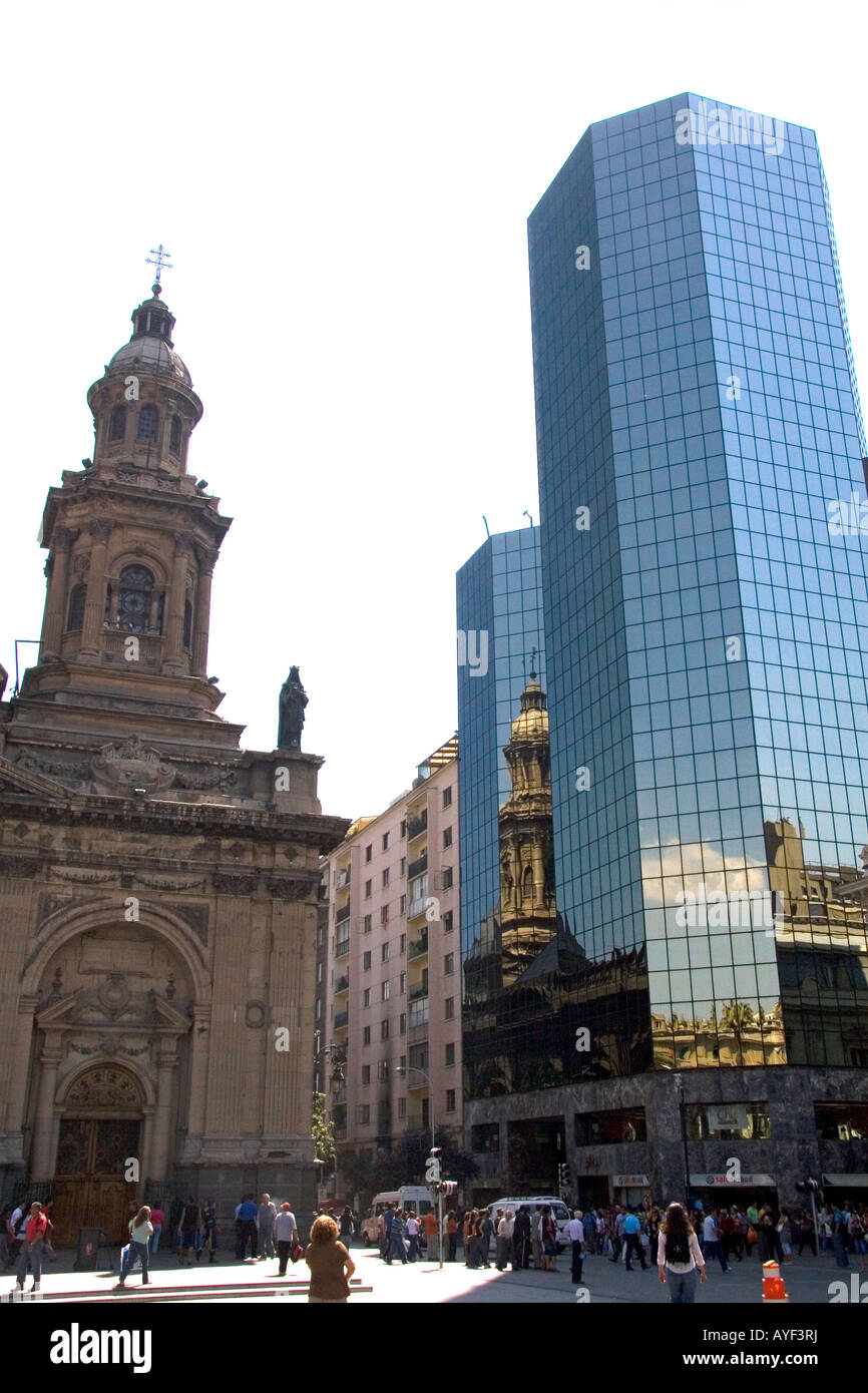 La Cattedrale Metropolitana e il moderno edificio in Plaza de Armas in Santiago del Cile Foto Stock