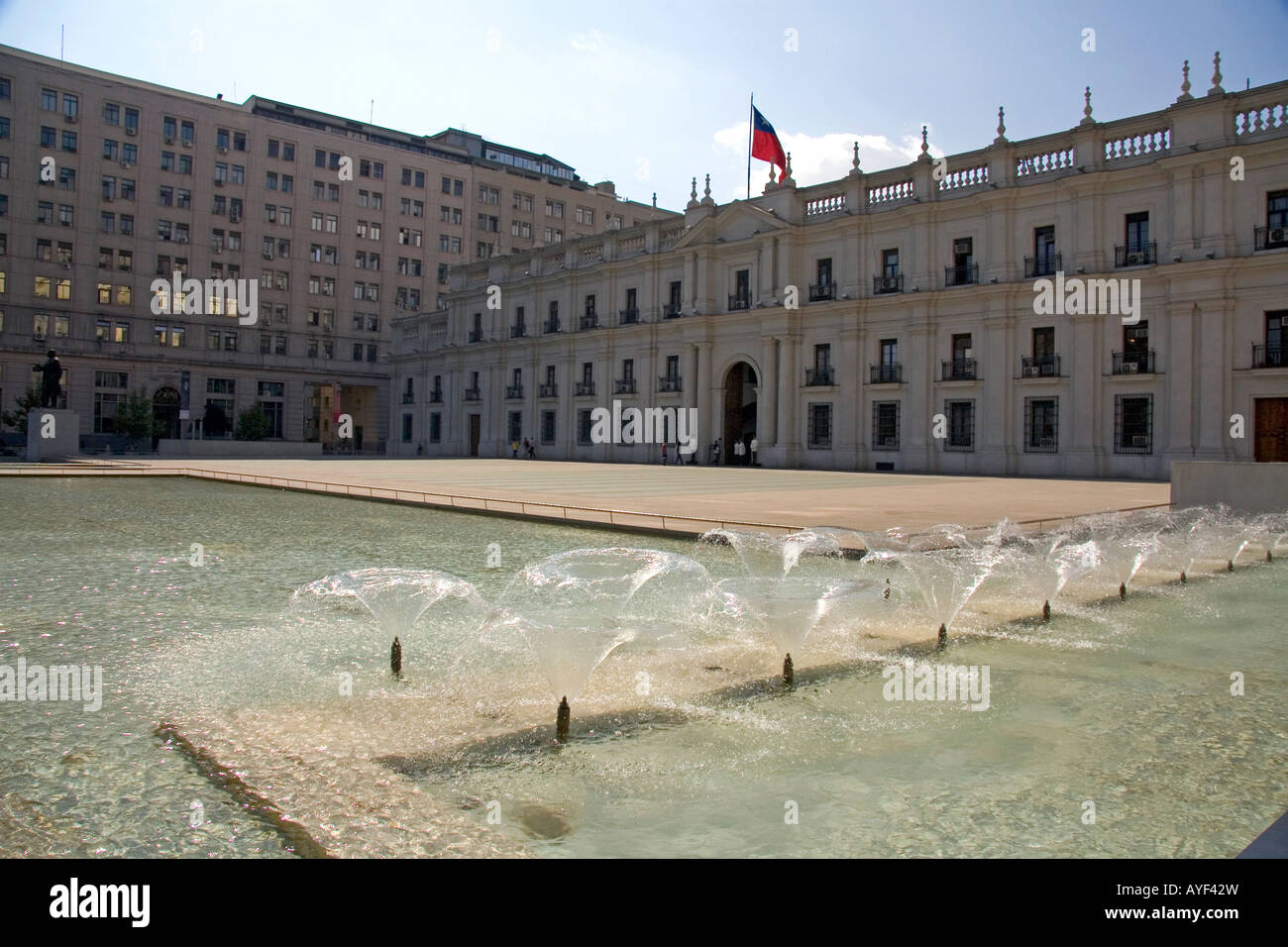 Plaza de la Ciudadania con la facciata meridionale della Moneda Palace in Santiago del Cile Foto Stock