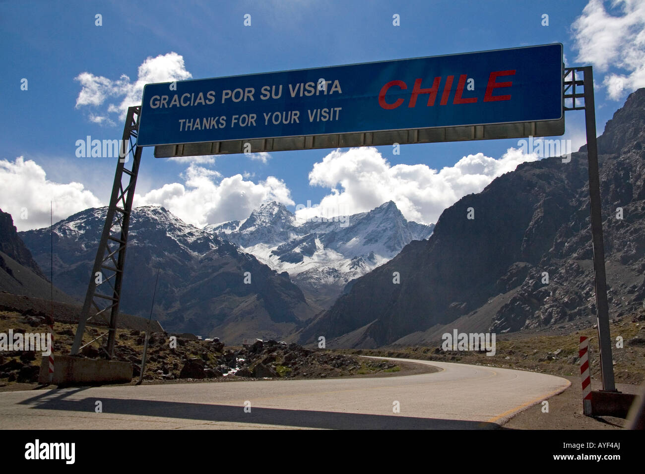 Lingua spagnola cartello stradale ringraziandovi per visitare il Cile alla frontiera di Cile e Argentina per la Cordigliera delle Ande Foto Stock
