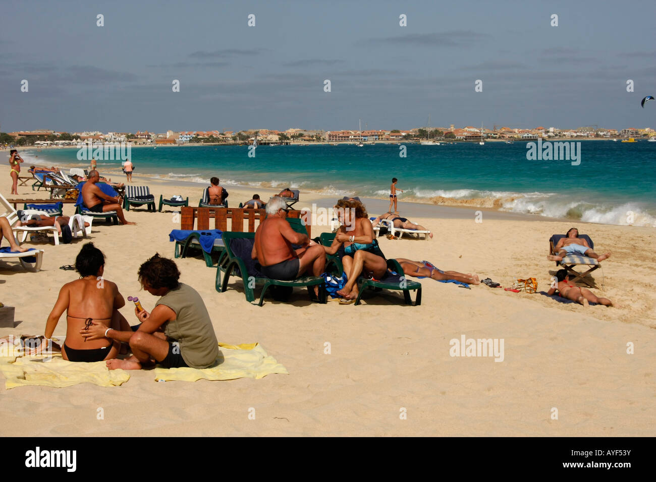 I turisti a prendere il sole presso la spiaggia di Santa Maria - isola di Sal Capo Verde Africa Foto Stock