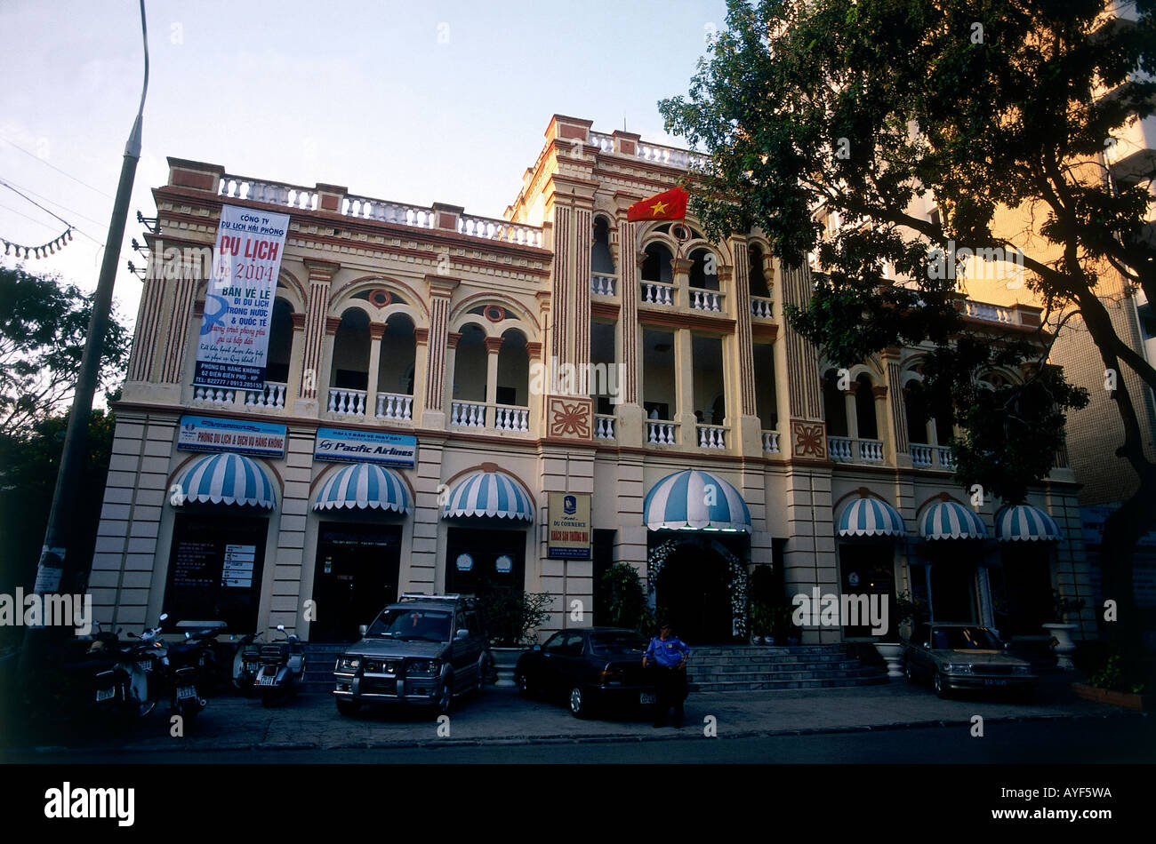 Bandiera vietnamita sul periodo coloniale edificio Foto Stock