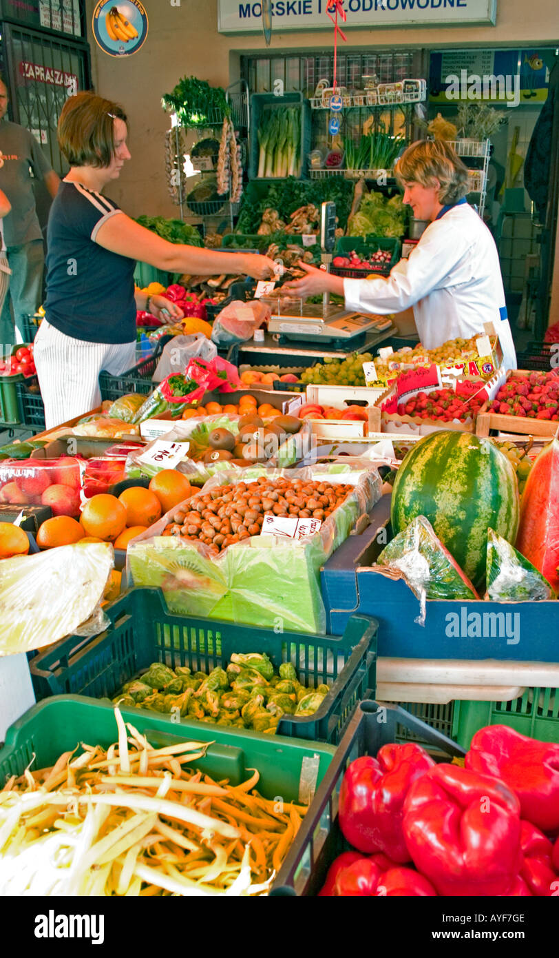 Donna età 28 Acquisto di frutta e verdura ad un mercato esterno (sklep) su Lutomierska Street. Lodz Polonia centrale Foto Stock