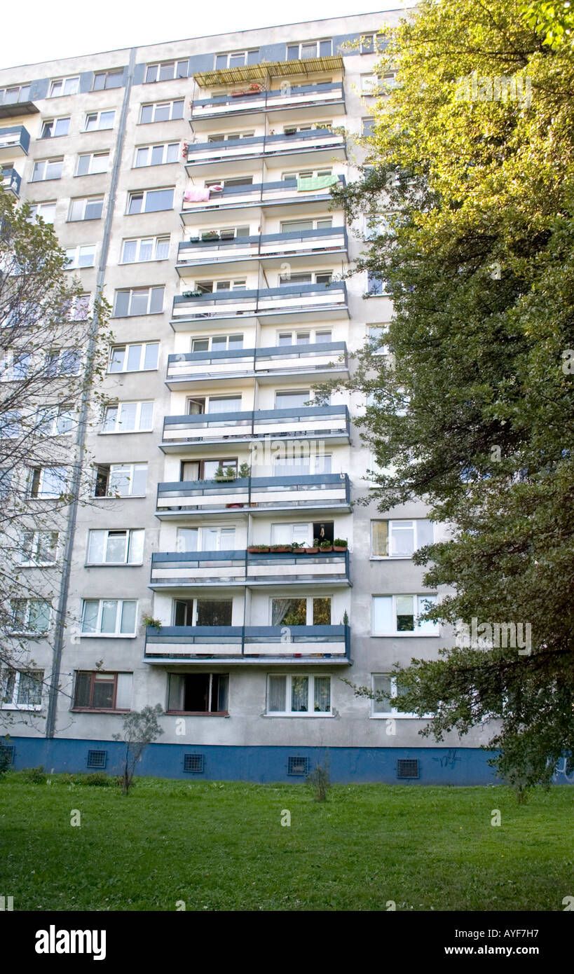 Alto edificio di cemento prefabbricati appartamenti costruiti durante il periodo comunista Panelák Blok Wielka płyta. Lodz Polonia centrale Foto Stock