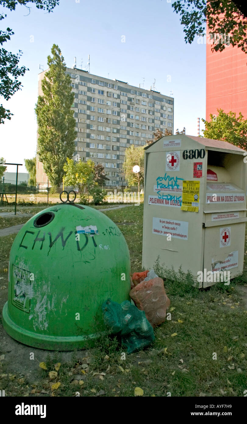 Cassonetti per il riciclaggio di incorniciatura dei disprezzato costruito comunista Blok appartamenti. Lodz Polonia centrale Foto Stock
