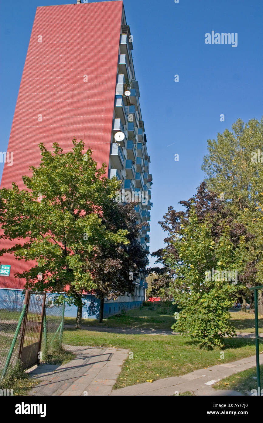 Alto edificio di cemento prefabbricati appartamenti costruiti durante il periodo comunista Panelák Blok Wielka płyta. Lodz Polonia centrale Foto Stock