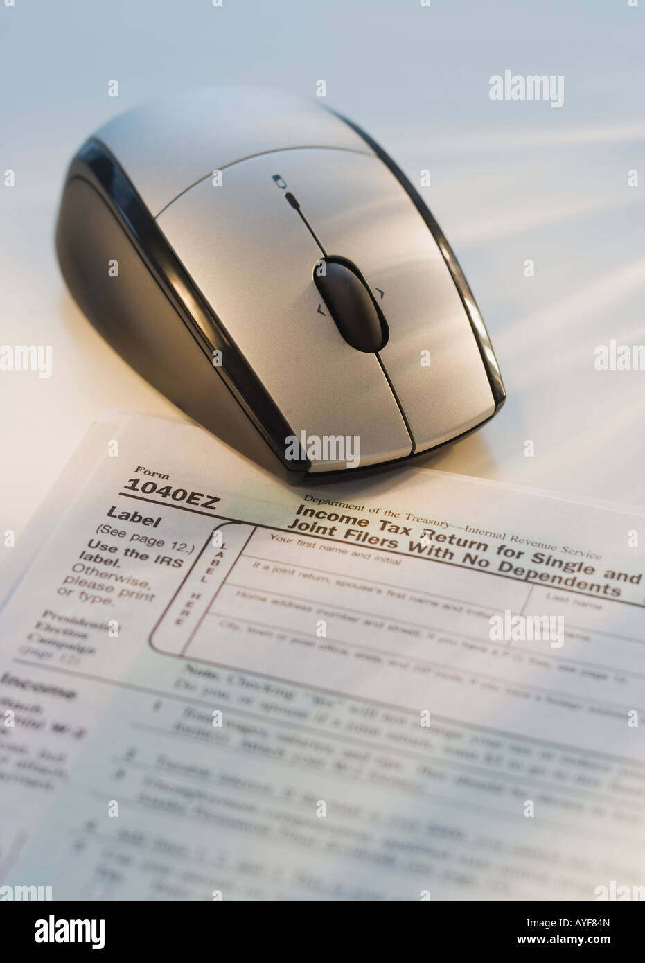 Il mouse del computer accanto alla forma d'imposta Foto Stock