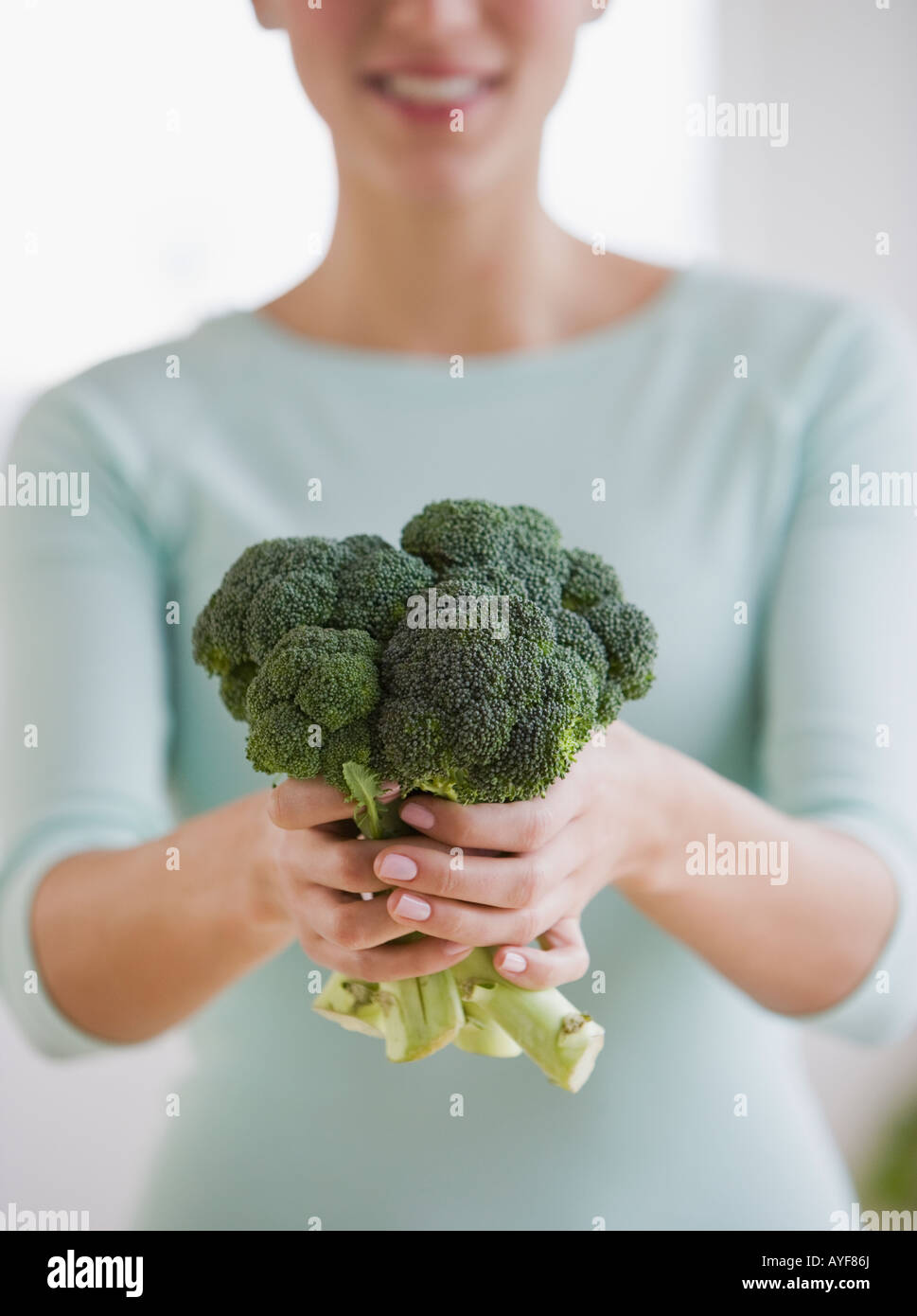 Donna che mantiene i broccoli Foto Stock