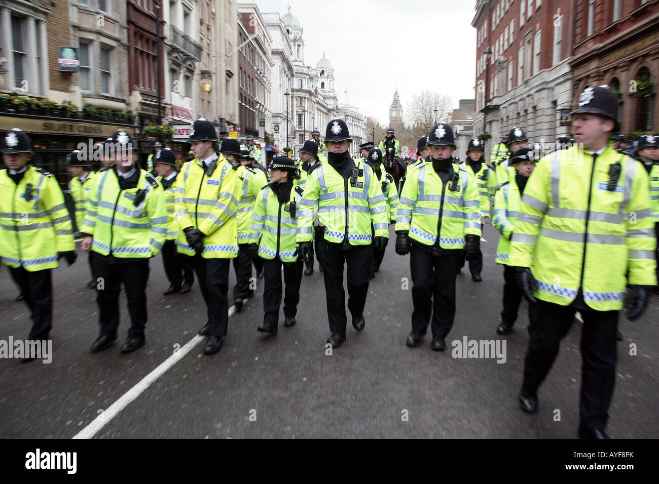 Linea di polizia nel corso di manifestazioni contro la processione dei Giochi Olimpici di Pechino 2008 torcia attraverso Whitehall, Londra, Aprile 6 Foto Stock