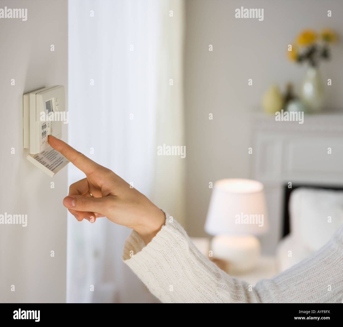 Donna di regolazione termostato digitale Foto Stock
