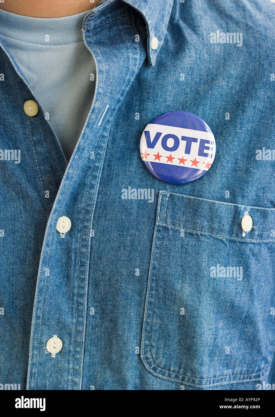 Votare il pin sull'uomo shirt Foto Stock