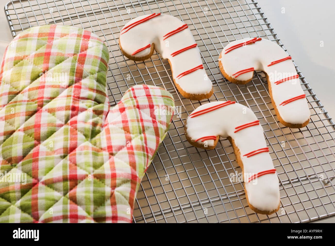 Candy Cane cookie e presina sul raffreddamento per rack Foto Stock