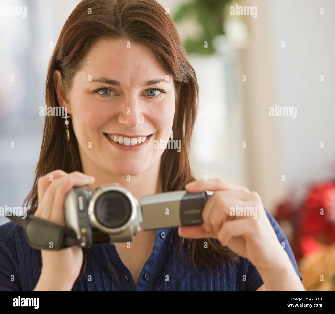 Donna che mantiene la telecamera video Foto Stock