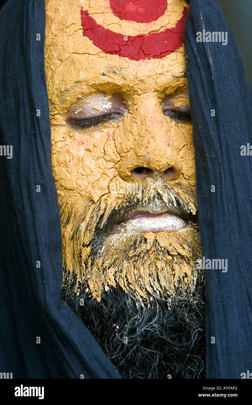 Sadhu indiano con il suo volto coperto in pasta di legno di sandalo e un marchio di Shiva. India. Ritratto Foto Stock