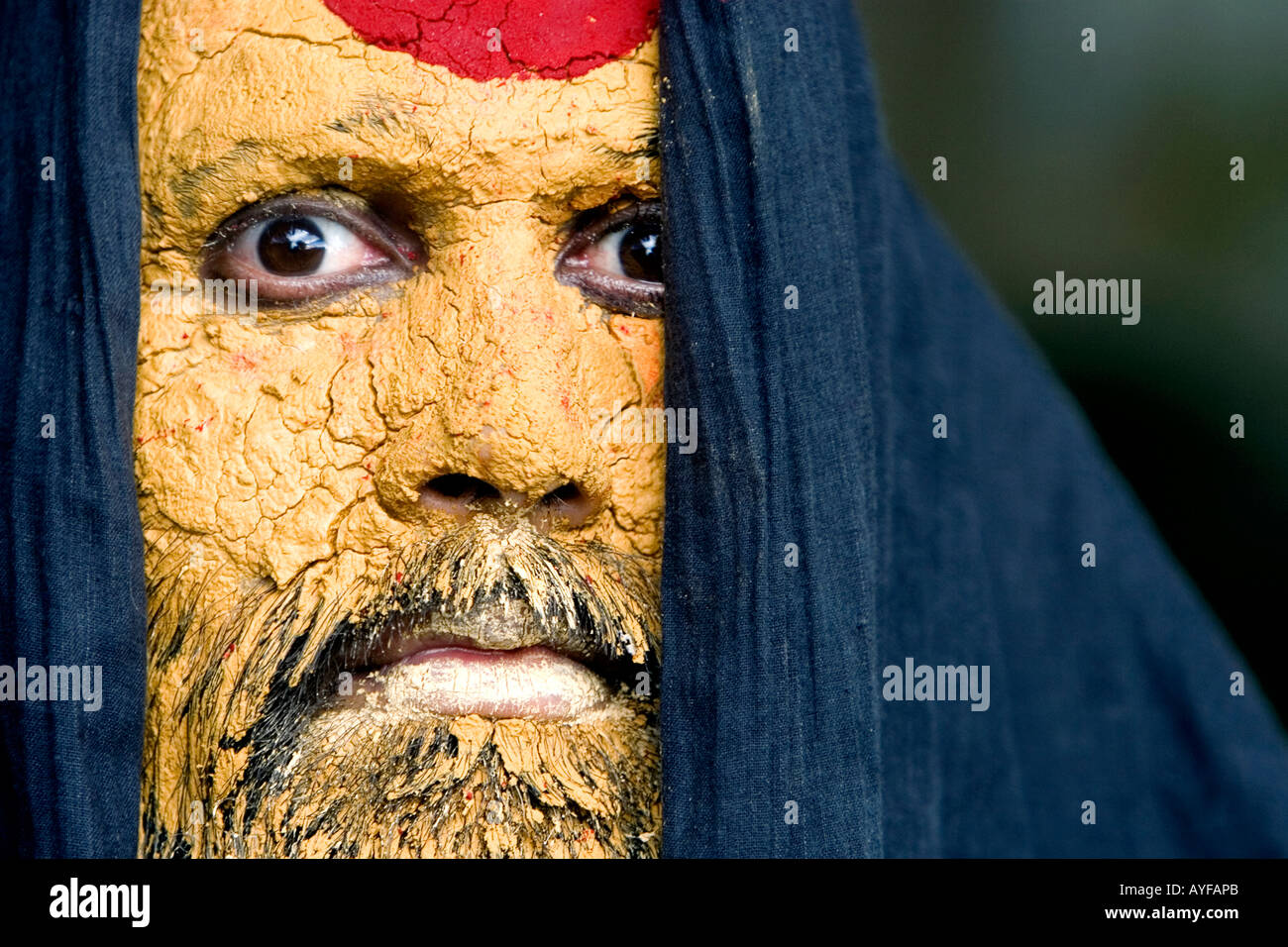 Sadhu indiano con il suo volto coperto in pasta di legno di sandalo e un marchio di Shiva. India. Ritratto Foto Stock