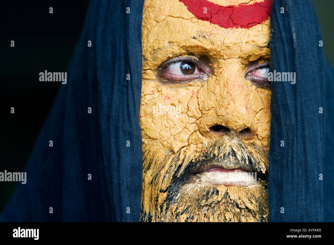 Sadhu indiano con il suo volto coperto in pasta di legno di sandalo e un marchio di Shiva. India. Ritratto Foto Stock