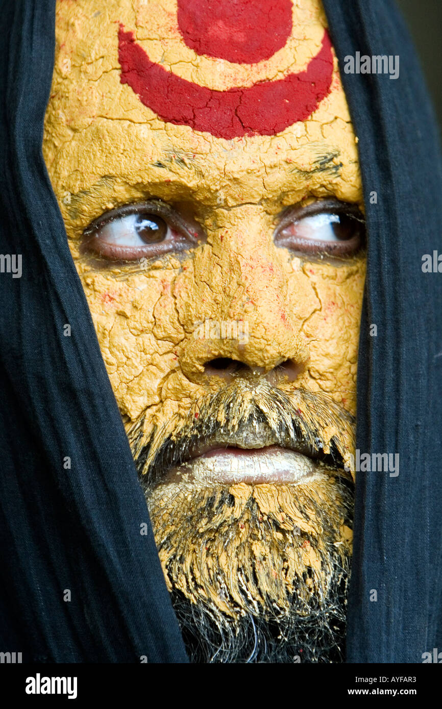 Sadhu indiano con il suo volto coperto in pasta di legno di sandalo e un marchio di Shiva. India. Ritratto Foto Stock